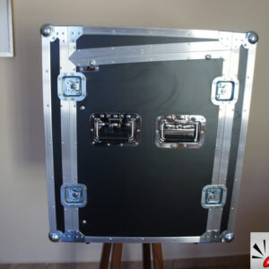 Rack 12U com mesa inclinada e ferragens de fixação