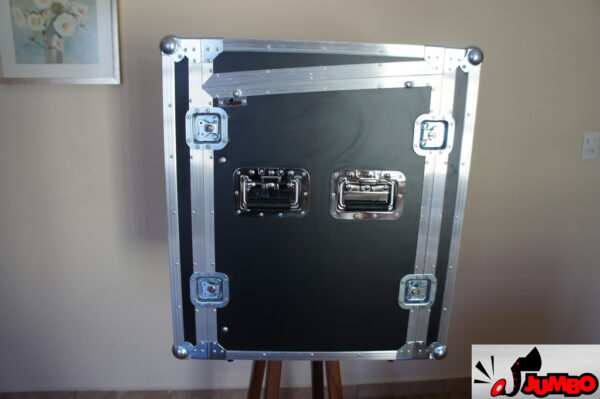 Rack 12U com mesa inclinada e ferragens de fixação
