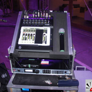Rack 4U e mesa digital Mackie 1608