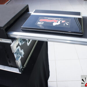 Rack para periféricos e monitor de 22