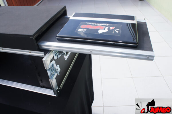 Rack para periféricos e monitor de 22