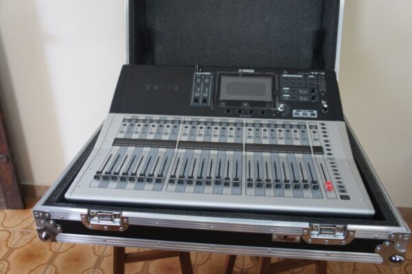 Mesa de som Yamaha TF3