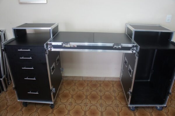 Rack especial para rádio com tampa que vira mesa central e gaveteiro