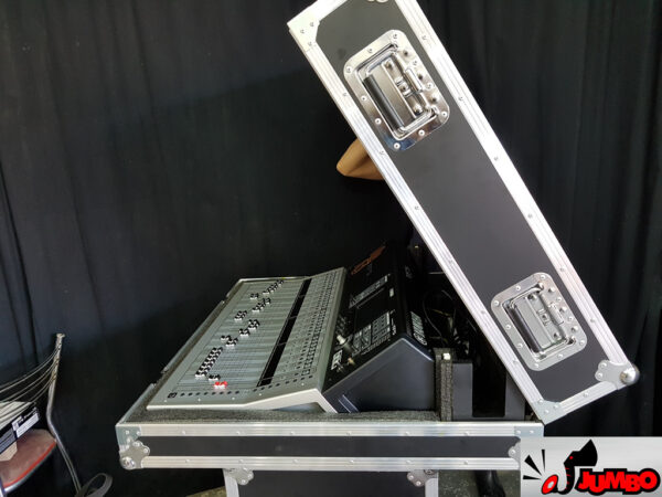 Mesa de som Yamaha TF5 com cable box - Image 11