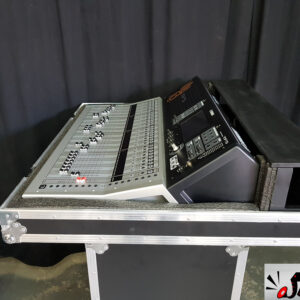 Mesa de som Yamaha TF5 com cable box