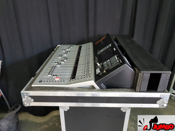 Mesa de som Yamaha TF5 com cable box