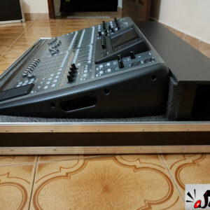 Mesa Behringer X32 com Cable Box e ventilação