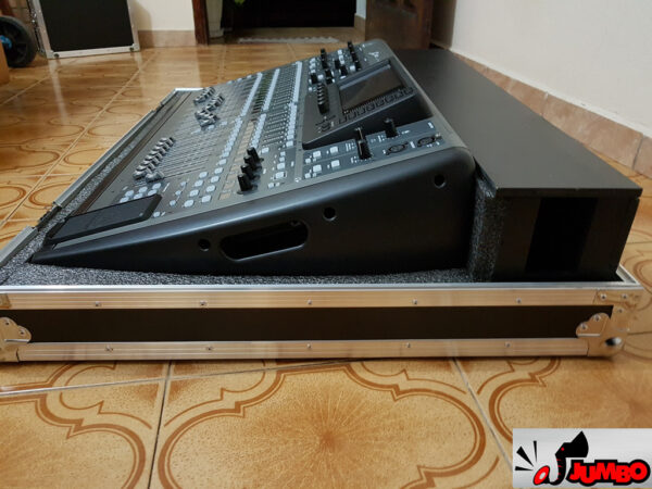 Mesa Behringer X32 com Cable Box e ventilação