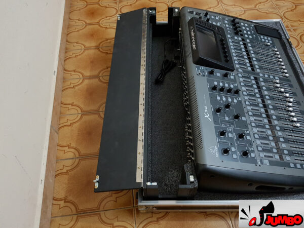 Mesa Behringer X32 com Cable Box e ventilação - Image 9