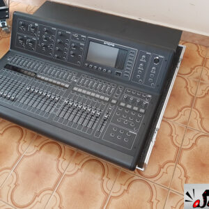 Console Midas M32 com cable box