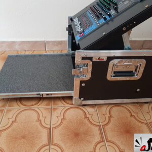 Rack 4U com suporte de mesa inclinável para Yamaha MG12XU