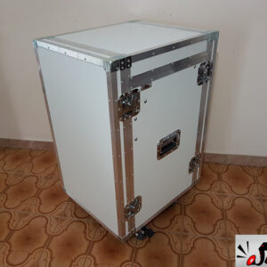 Rack branco com mesa e prateleiras e gaveta para microfones