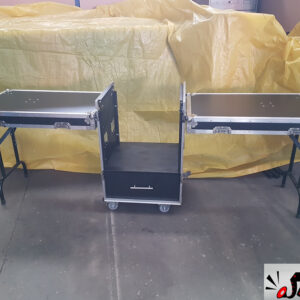 Rack com 2 tampas laterais e mesa de som inclinável com catraca