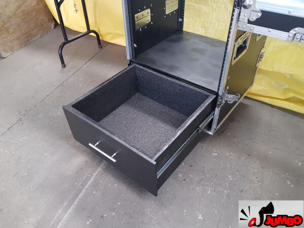 Rack com 2 tampas laterais e mesa de som inclinável com catraca - Image 12