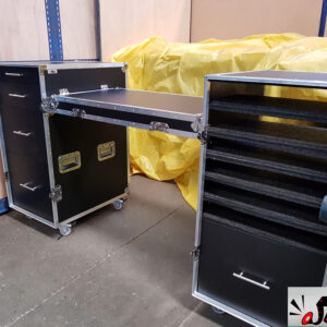 Racks gaveteiro e multimídia com mesa central