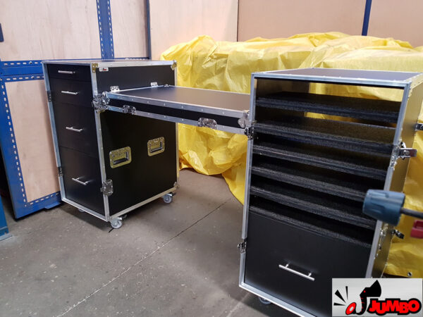 Racks gaveteiro e multimídia com mesa central
