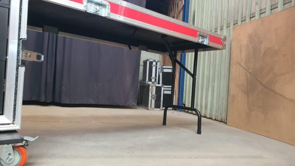 Rack vermelho com shockmount e mesas laterais - Image 12