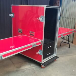 Rack vermelho com shockmount e mesas laterais