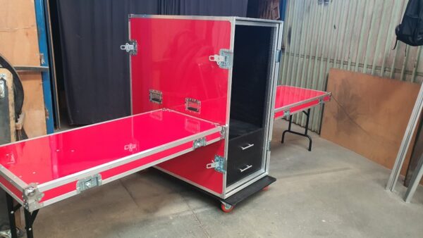 Rack vermelho com shockmount e mesas laterais