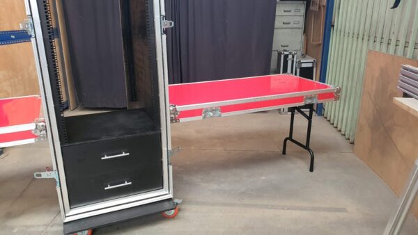 Rack vermelho com shockmount e mesas laterais - Image 11