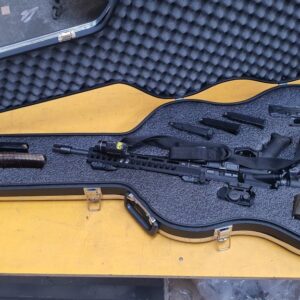 Fuzil T4 em um estojo de violão