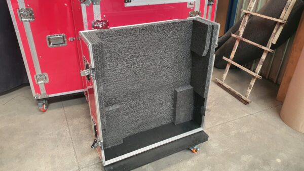Mesa de som Allen-Heath Avantis com cable box - Image 11