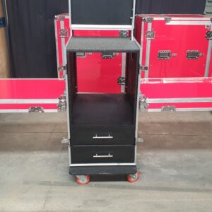 Rack com gaveta, mesas laterais e monitor