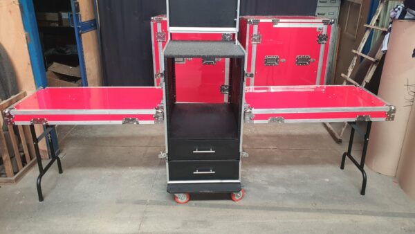 Rack com gaveta, mesas laterais e monitor